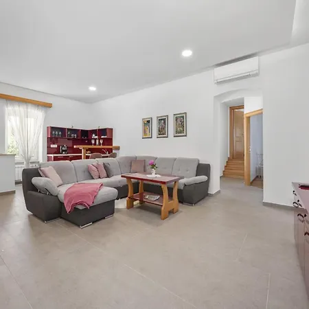 Charming With Pool Villa Nedeščina