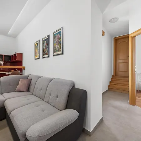 Charming With Pool Nedeščina