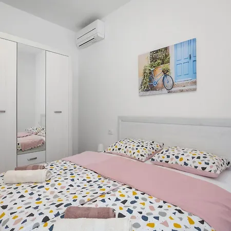 Charming With Pool Nedeščina