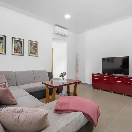 Villa Charming With Pool Nedeščina