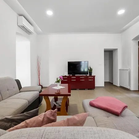 Villa Charming With Pool