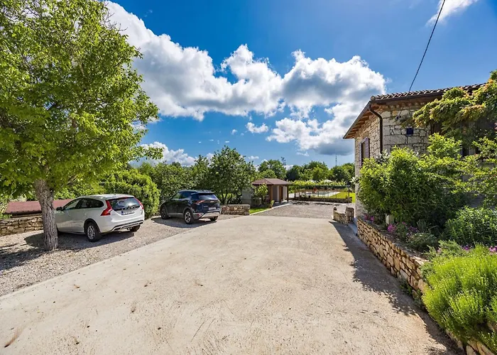 Charming With Pool ヴィラ Nedeščina