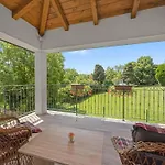 Villa Charming With Pool