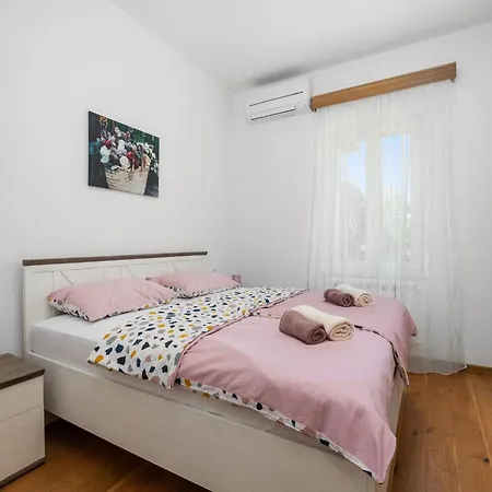 Villa Charming With Pool Nedeščina