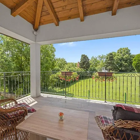 Villa Charming With Pool