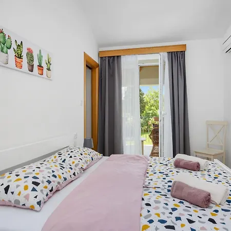 Charming With Pool Nedeščina