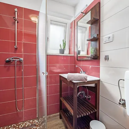 Charming With Pool Nedeščina