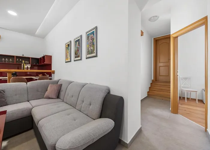 Charming With Pool Nedeščina