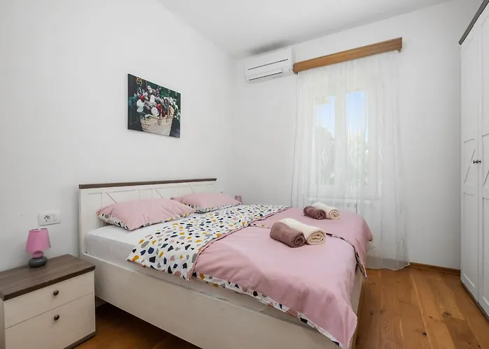 Villa Charming With Pool Nedeščina