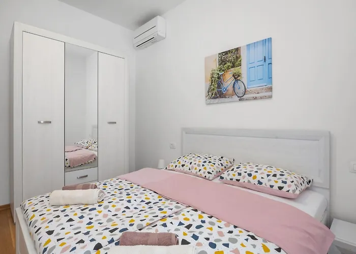 Charming With Pool Nedeščina