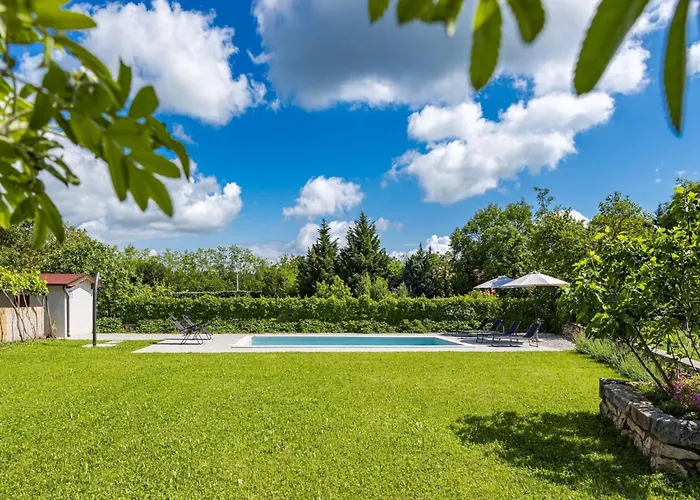 Villa Charming With Pool Nedeščina