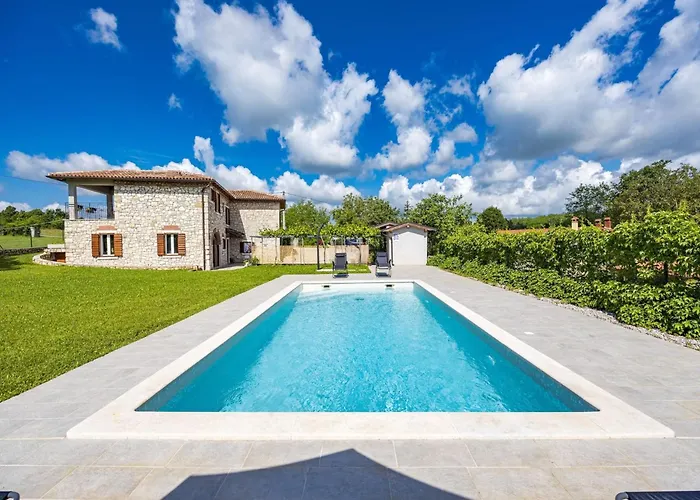 Charming With Pool Villa *