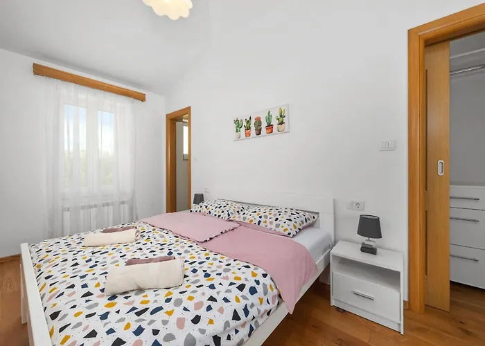 Charming With Pool Villa Nedeščina