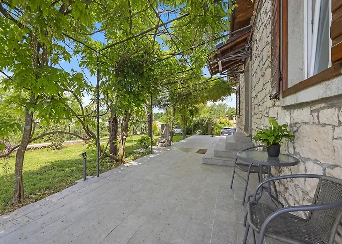 Villa Charming With Pool Nedeščina