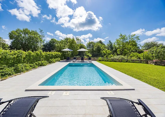 Charming With Pool Villa